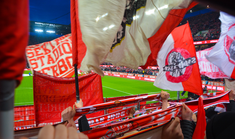 Schals und Fahnen in der Kölner Südkurve beim letzten Heimspiel mit organisiertem Support.