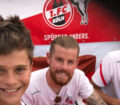 Mattes gemeinsam mit Timo Horn vor einer FC_Fahne