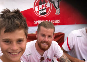 Mattes gemeinsam mit Timo Horn vor einer FC_Fahne