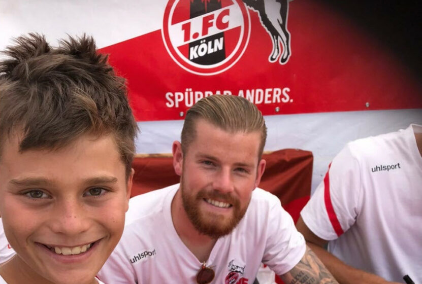 Mattes gemeinsam mit Timo Horn vor einer FC_Fahne