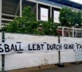 "Fußball lebt durch seine Fans"-Spruchband am Zaun vorm Müngersdorfer Stadion.