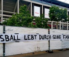 "Fußball lebt durch seine Fans"-Spruchband am Zaun vorm Müngersdorfer Stadion.