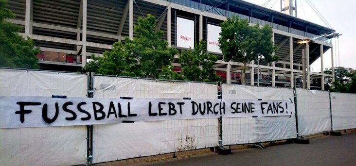 "Fußball lebt durch seine Fans"-Spruchband am Zaun vorm Müngersdorfer Stadion.