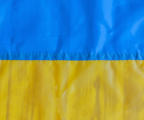 Die Flagge der Ukraine: Oben blau, unten gelb.