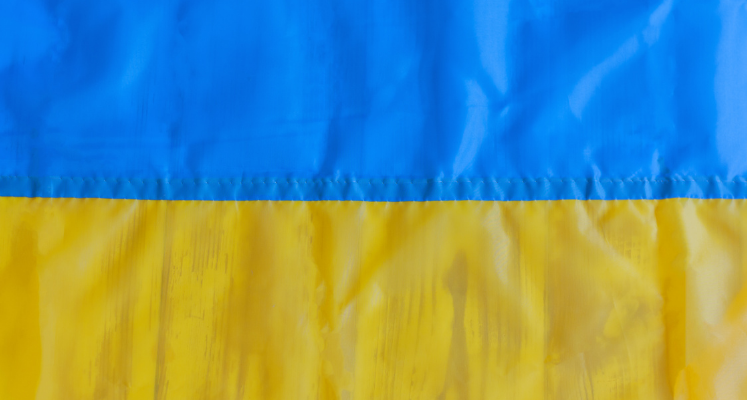 Die Flagge der Ukraine: Oben blau, unten gelb.