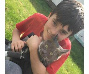 Mattes mit einer Katze im Arm