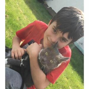 Mattes mit einer Katze im Arm