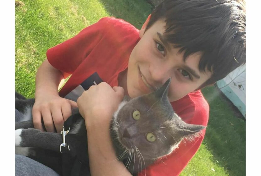Mattes mit einer Katze im Arm