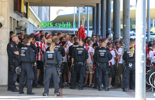 Fans des 1. FC Köln am Bochumer Hauptbahnhof.