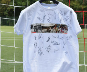 Müngersdorfer Stadion-Shirt mit Unterschriften der Mannschaft.