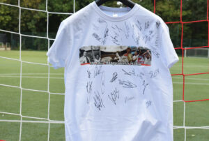 Müngersdorfer Stadion-Shirt mit Unterschriften der Mannschaft.
