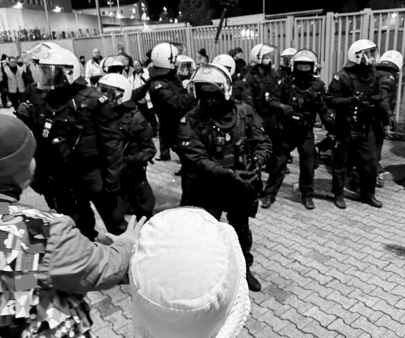 Polizei im Gästeblock in Bochum.