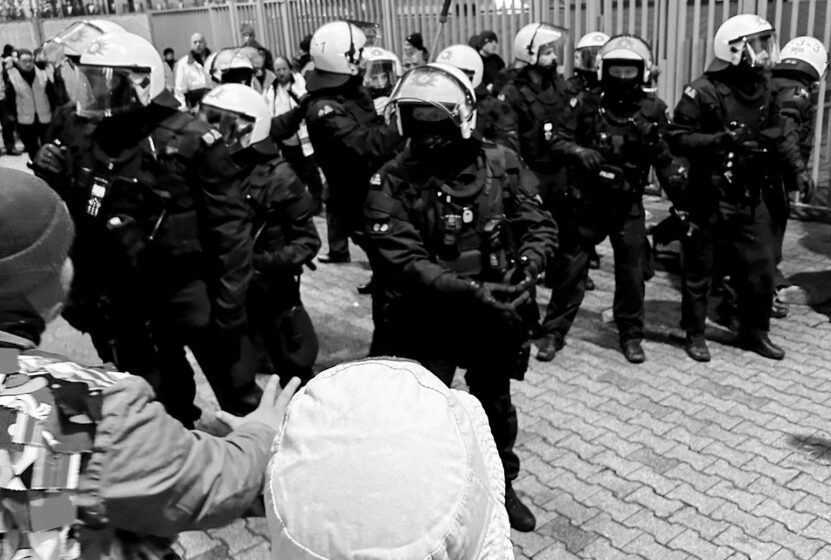 Polizei im Gästeblock in Bochum.