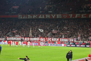„Geißbockheim als Heimat des 1. FC Köln erhalten“-Spruchband in der Südkurve.